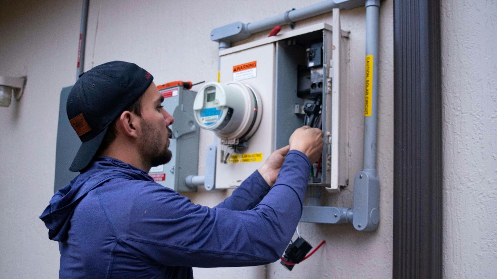 Elektriker bei der Arbeit an einem Außen-Schaltkasten mit Solaranschluss