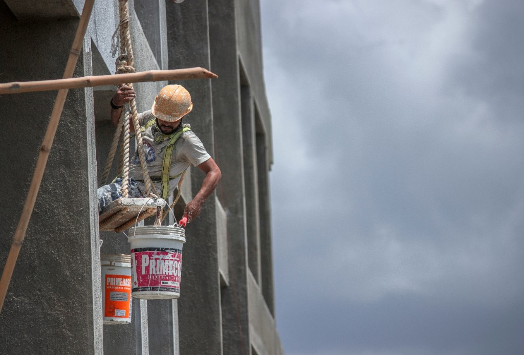 Maler bei der Arbeit an einer Fassade